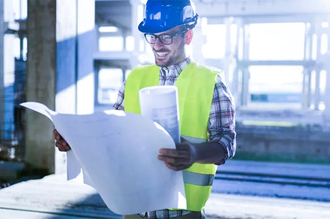 Imagem ilustrativa de um profissional analisando um projeto de engenharia